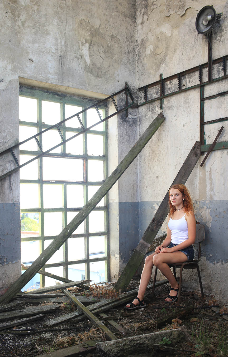 Odvážná školačka nám naznačuje, že je čas jít.