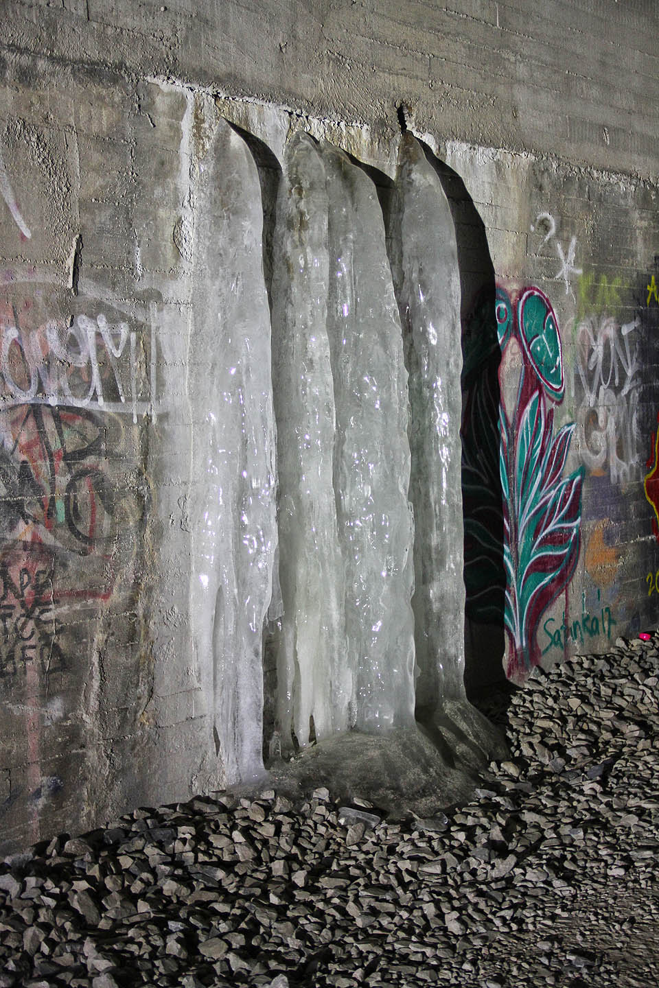 Helsinky jsou poměrně vlhkým městem. Průsaků, kterých si v létě člověk prakticky nevšimne, protože z nich jen občas odkapne kapka, je v tunelu přehršel.