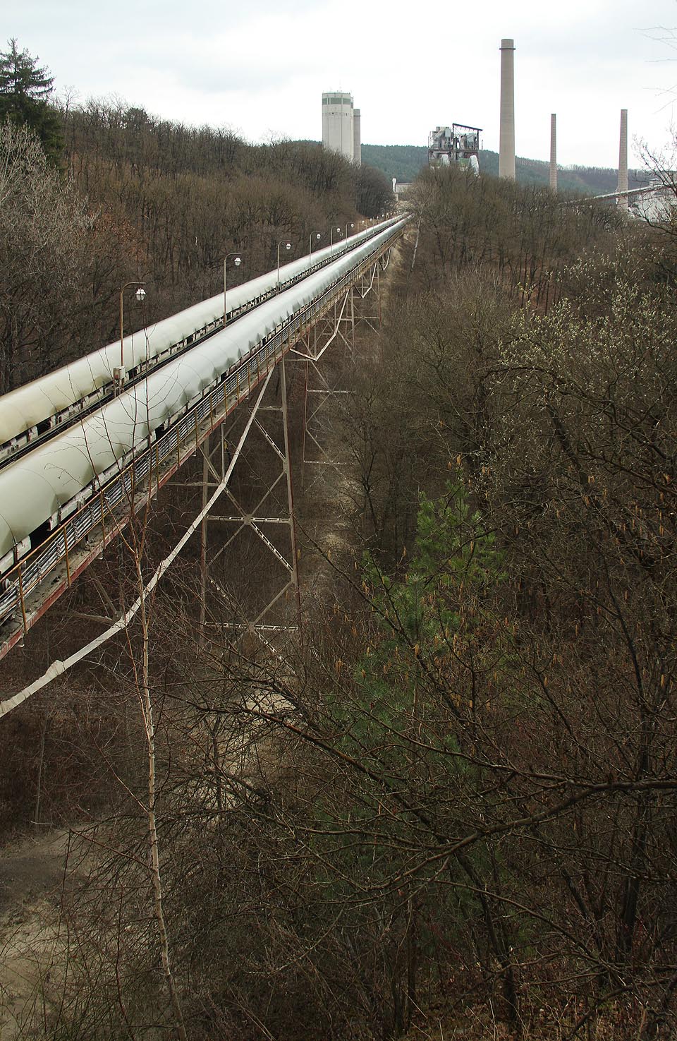 Příhradový dopravníkový most nad potokem Vlčákem dosahuje slušné výšky 20 m.
