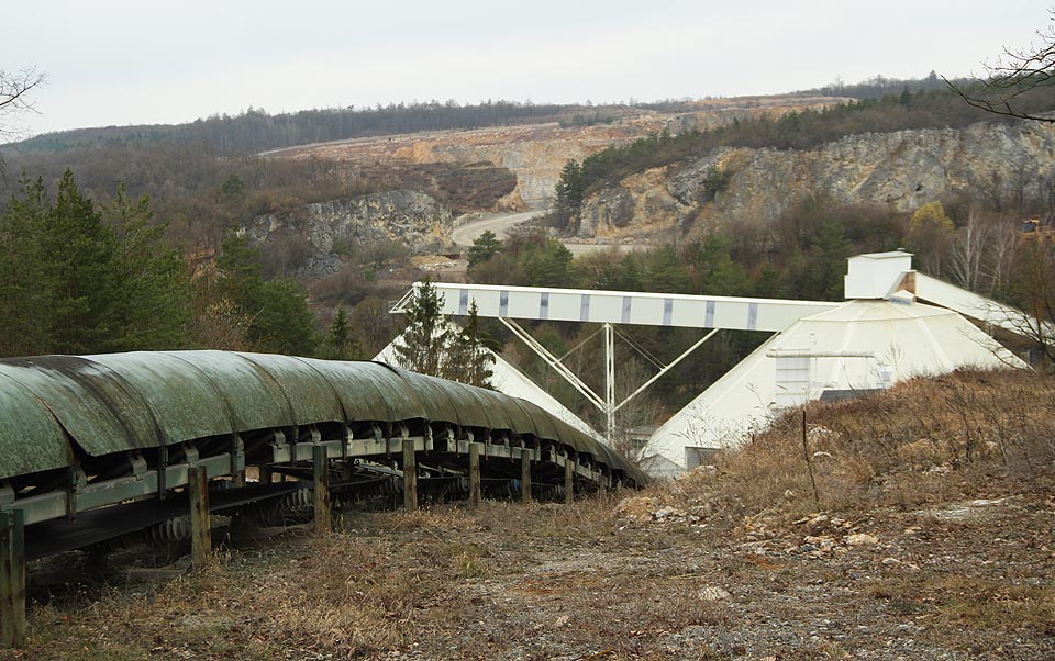 Hned zpočátku překonává dopravník převýšení přes 35 m, které by činilo nákladním autům na silnici značné problémy, o klasické železnici ani nemluvě.