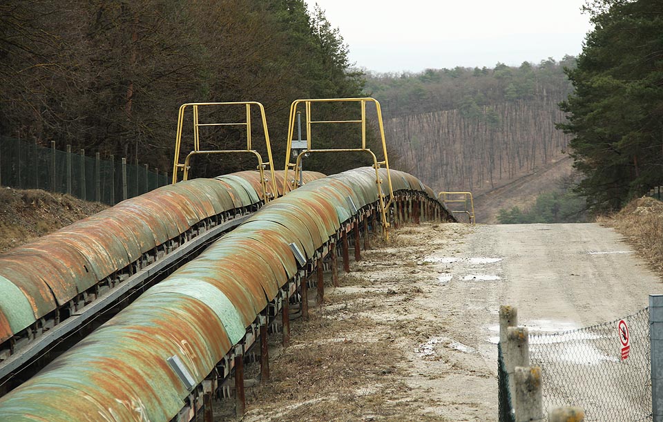 V nejvyšším bodě své dráhy dosahuje dopravník výšky 381 m nad mořem. Středem stepně travnatého průseku prochází lehce zaprášeným, ale jinak nerušeně přírodním lesem.