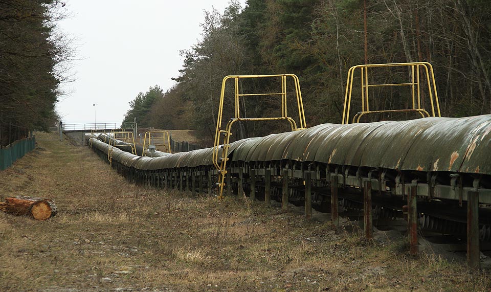 Kromě schopnosti zdolávat prudké svahy je pásový dopravník výhodný také díky své schopnosti kopírovat terén se všemi jeho nerovnostmi. Narozdíl od pozemní lanovky tak nepotřebuje přemisťovat mnoho zeminy pro srovnání sklonu.