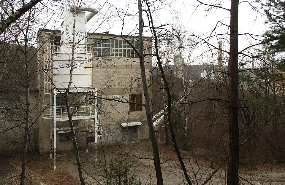 Sklon na dno údolí by zde byl ovšem příliš strmý, proto s trasportem pomáhá přesýpací stanice č. 2, ve které kamenivo přepadává z jednoho pásu na druhý a v ostrém úhlu míří na most nad potokem Vlčákem.