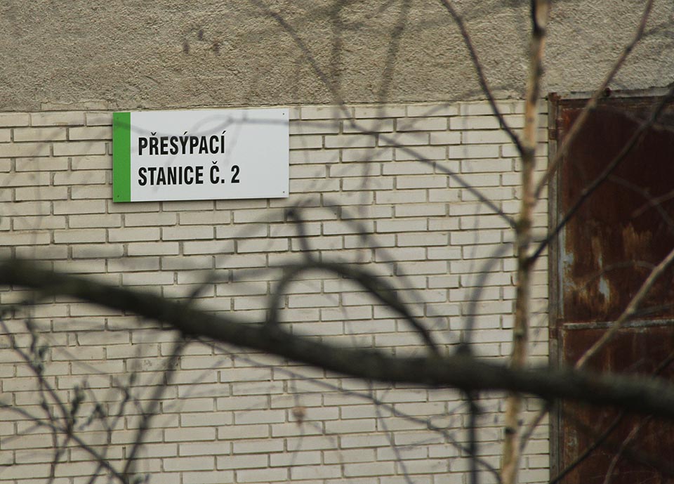 Dopravník i přesýpací stanice jsou v nepřístupném prostoru. Ale ne zase tak moc.