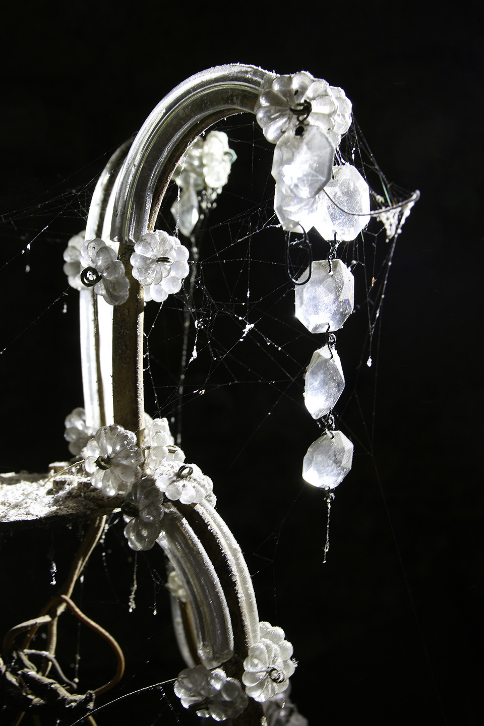 Krásy dům nepobral mnoho ani v době svého vzniku - a i o to málo pěkného, co snad na fasádě a v interiéru nesl, v průběhu tří staletí přišel. Přesto však bystré oko pozorovatelovo může nalézt v temnotě sklepa líbezná zákoutí. Kupříkladu tento skleněný lustr, který tu odpočívá společně s připomínkou nebohého Karla Vavřína.