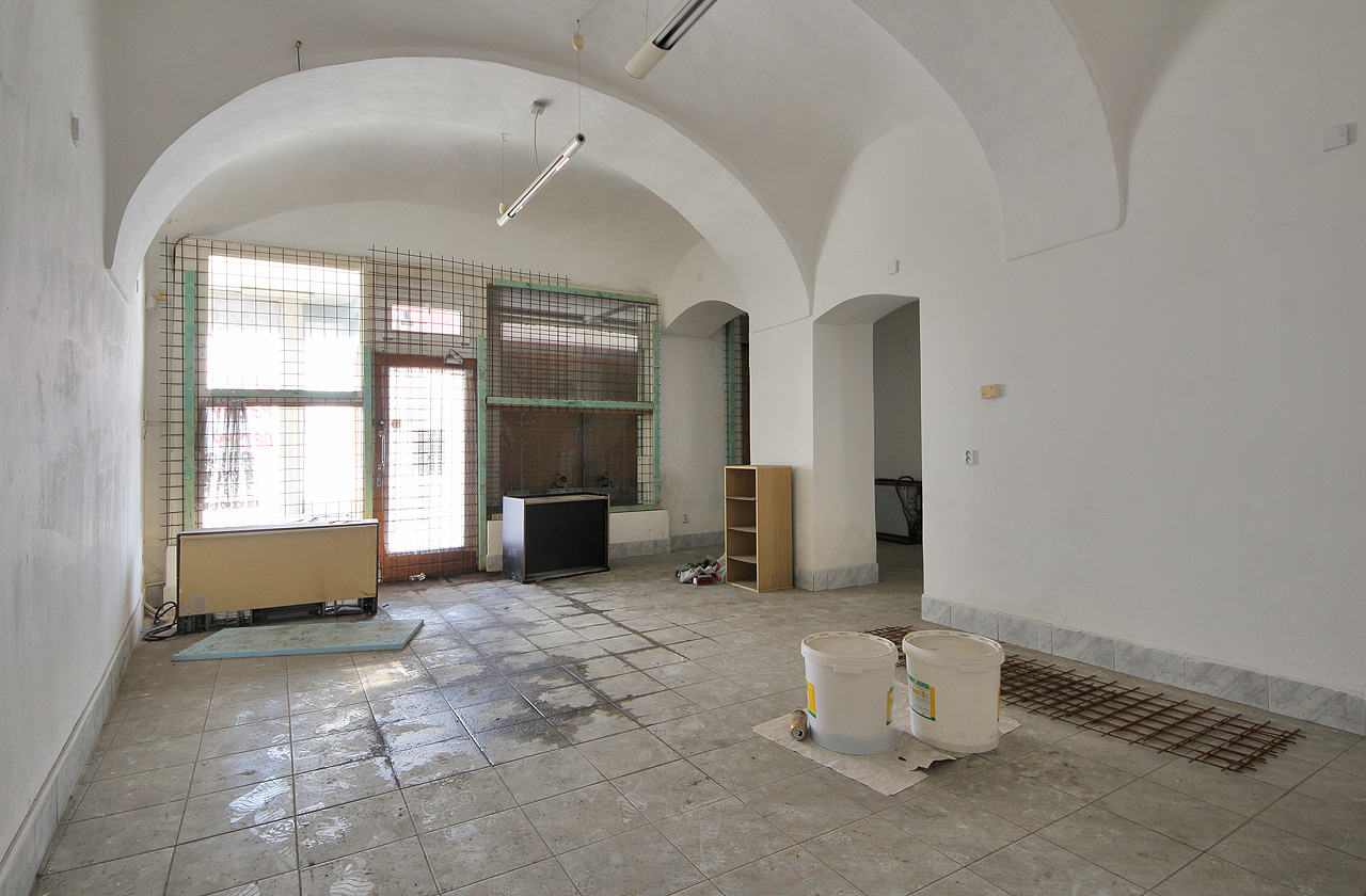 Přízemní prostory sloužily relativně donedávna komerčním účelům. Kolik různých obchodů a provozoven se za ta léta na Cejlu vystřídalo, už nikdy nikdo nespočítá.