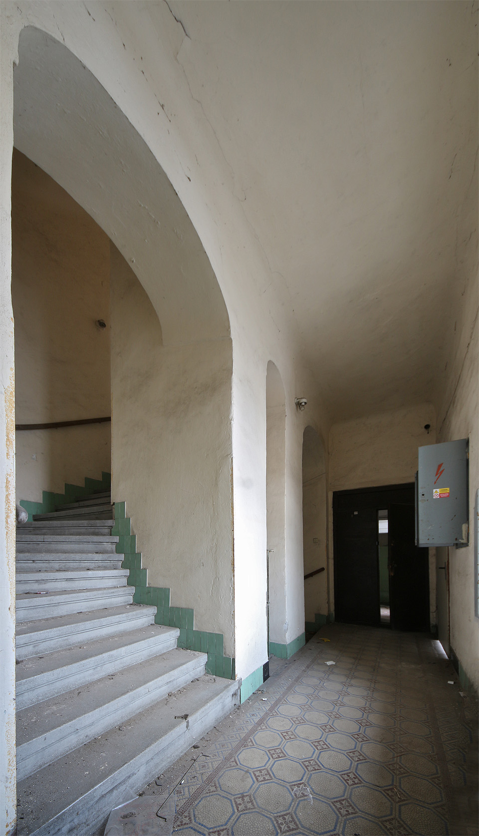 Není nic klasičtějšího v uličkách Horního a Dolního Cejlu, než kamenná schodiště dělnických pavlačáků, kroutící se ve tvaru písmene U jako meandry nedalekého <a href="/Tema/Svitavský náhon">Svitavského náhonu</a>.