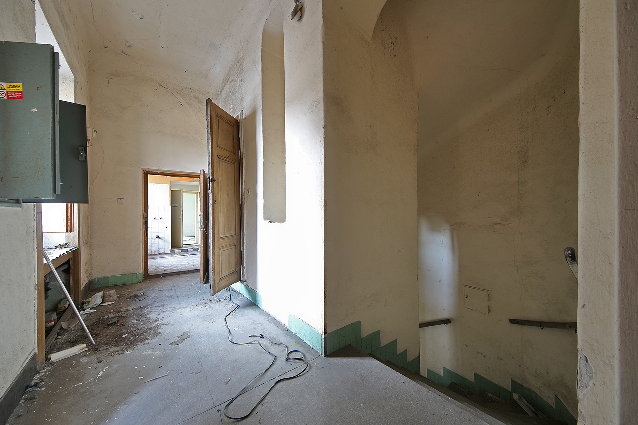 První patro. Původně snad byly v každém patře tři byty, dva přístupné ze schodiště a třetí pouze z pavlače. Později byly spojeny v jeden větší, okolo schodiště, a oddělený poloviční byt na pavlači. Doměnku ale nemáme potvrzenou jinak než počtem vstupních dveří.