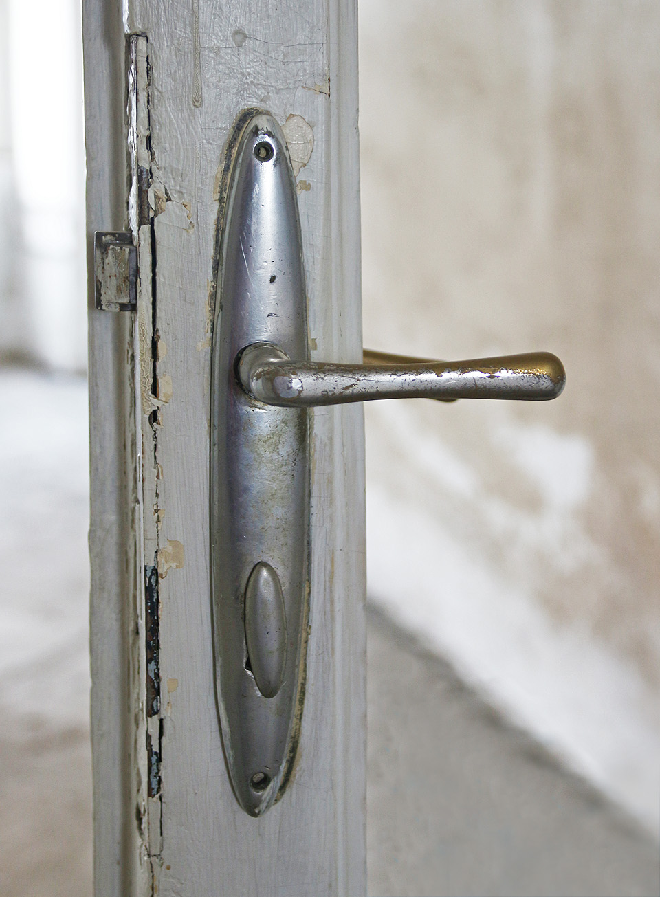 Drobný záblesk elegance a poslední mosazná pochromovaná klika v domě.