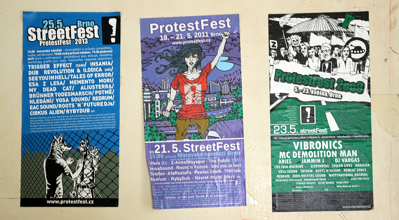 O posledních obyvatelích domu se dozvídáme útržky nejen podle výmalby stěn, ale také nálepek na nich. Protestfest byl zvláštní událostí, která zazářila na počátku 21. století v brněnských ulicích světlem snad až příliš jasným, takže spálilo samo sebe.