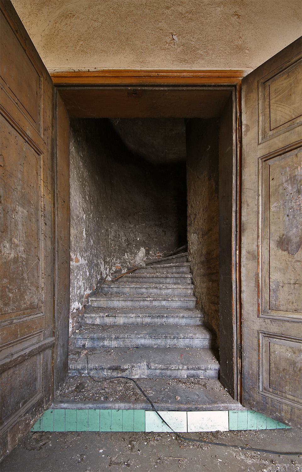 Za poslední štací nás zvou rozkořáněné dveře na půdu.