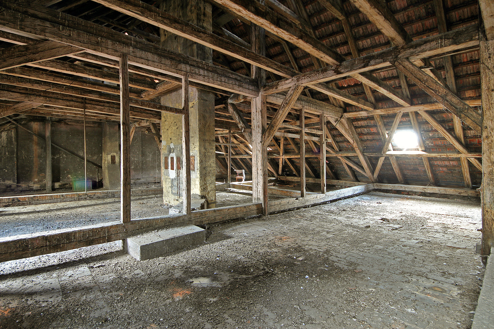 Vrcholové foto. Půda je vyklizená, příslib dalších objevů o historii domu se nenaplnil.