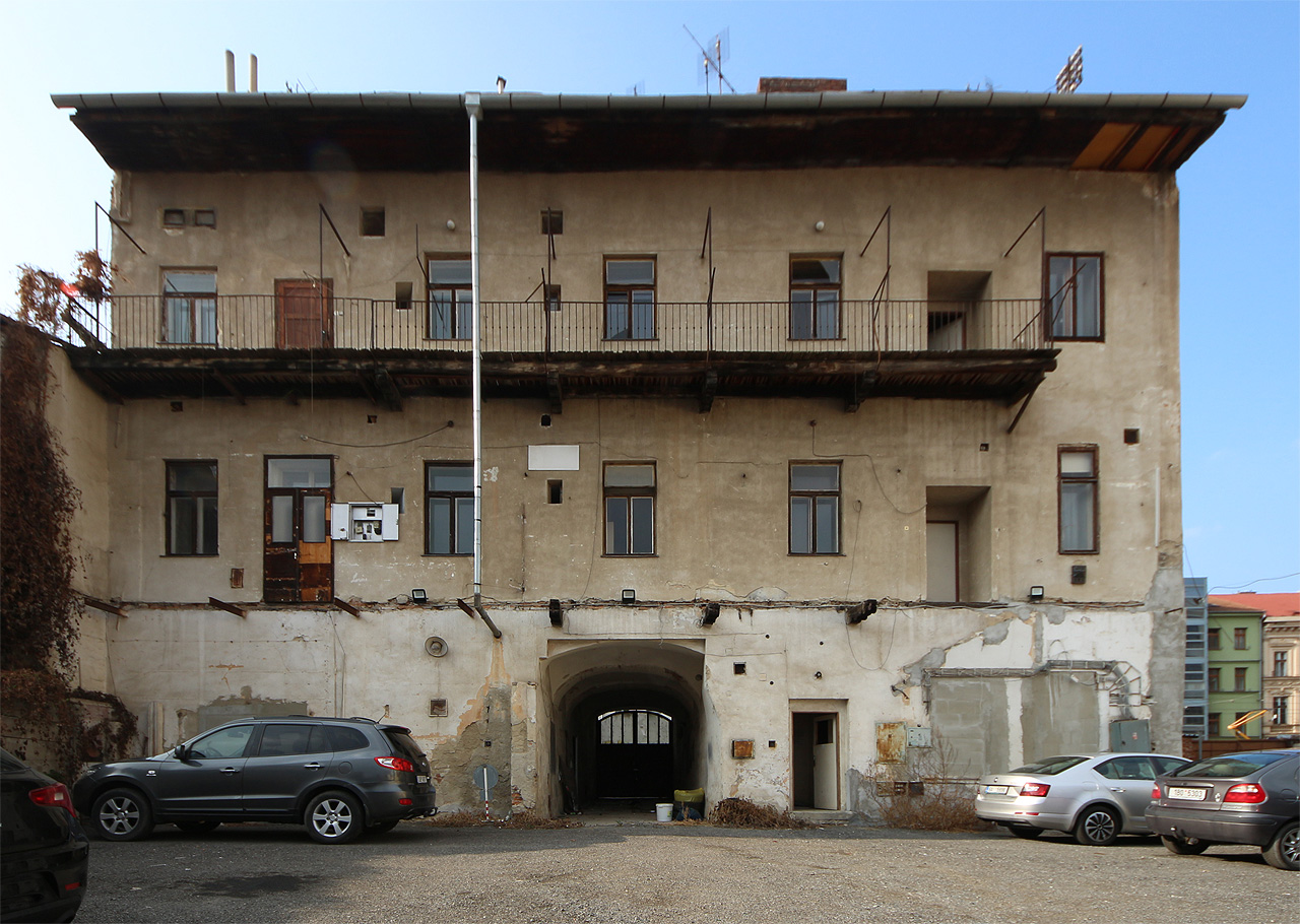 Pohled z někdejšího dvora, nyní parkoviště v době, kdy spodní pavlač již zmizela v propadlišti brněnských dějin.