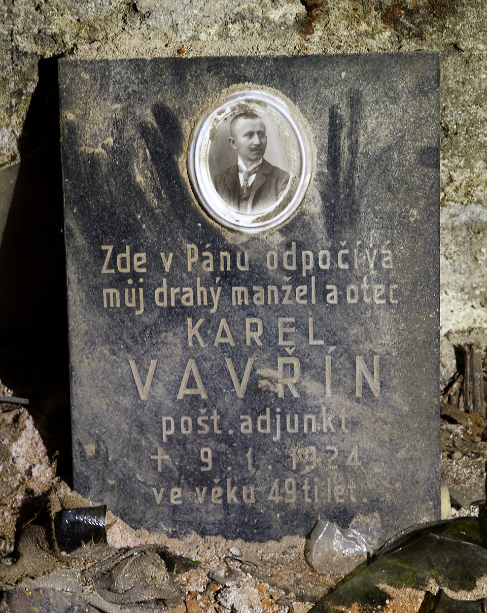 Poštovní adjunkt Karel Vavřín odpočívá ve svém hrobě již přes jedno století. Jak dlouho odpočívá jeho náhrobek ve sklepě domu, nevíme. Co nás ale zaujalo, je fakt, že byl něčí drahý manžel a současně otec.<br> <br>Do začátku 20. století se na náhrobcích běžně objevovalo povolání zesnulých, dnes zvyk takřka úplně vymizelý.