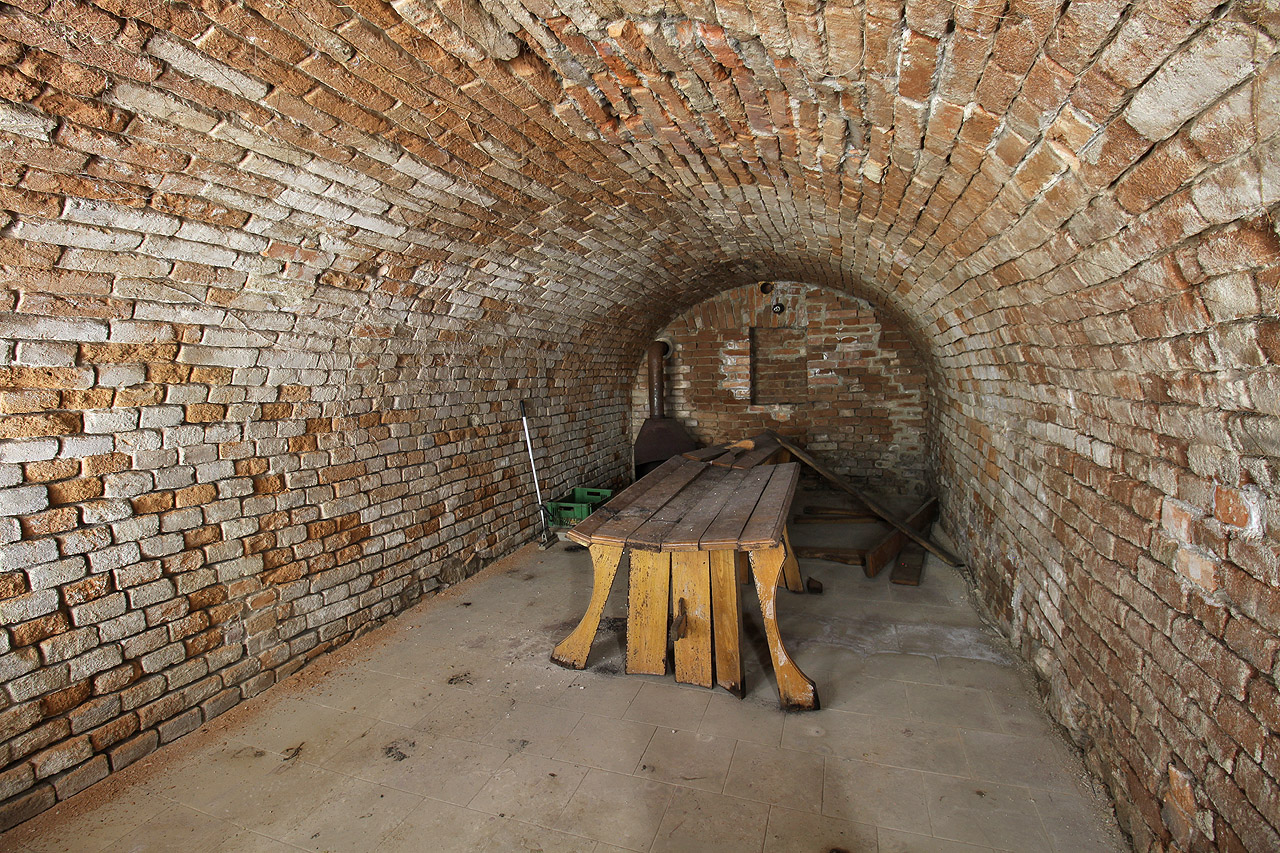 Z průčelního domu Příční 12 zbylo po bombardování v roce 1944 pouze nevelké sklepení. přežilo dům o 79 let, v roce 2023 ale také ono definitivně zmizí.