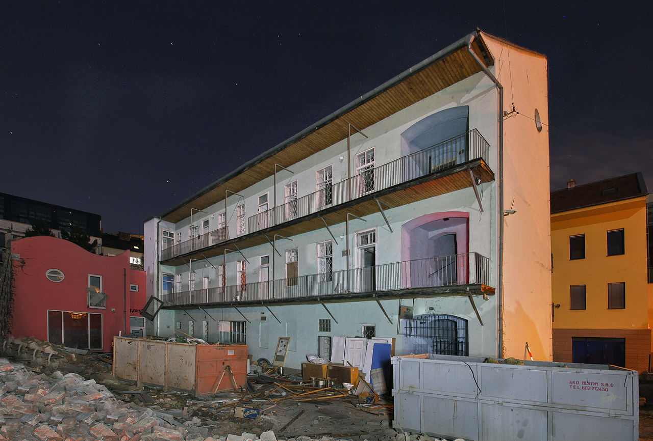 Pavlačák Příční 12 sloužil svému účelu přes sto let. Na počátku dubna 2023 však byly jeho dny sečteny. Také s ním zmizí do propadliště dějin jeden dílek z mozaiky, která ve třech různých staletích tvořila tvář průmyslového Brna.