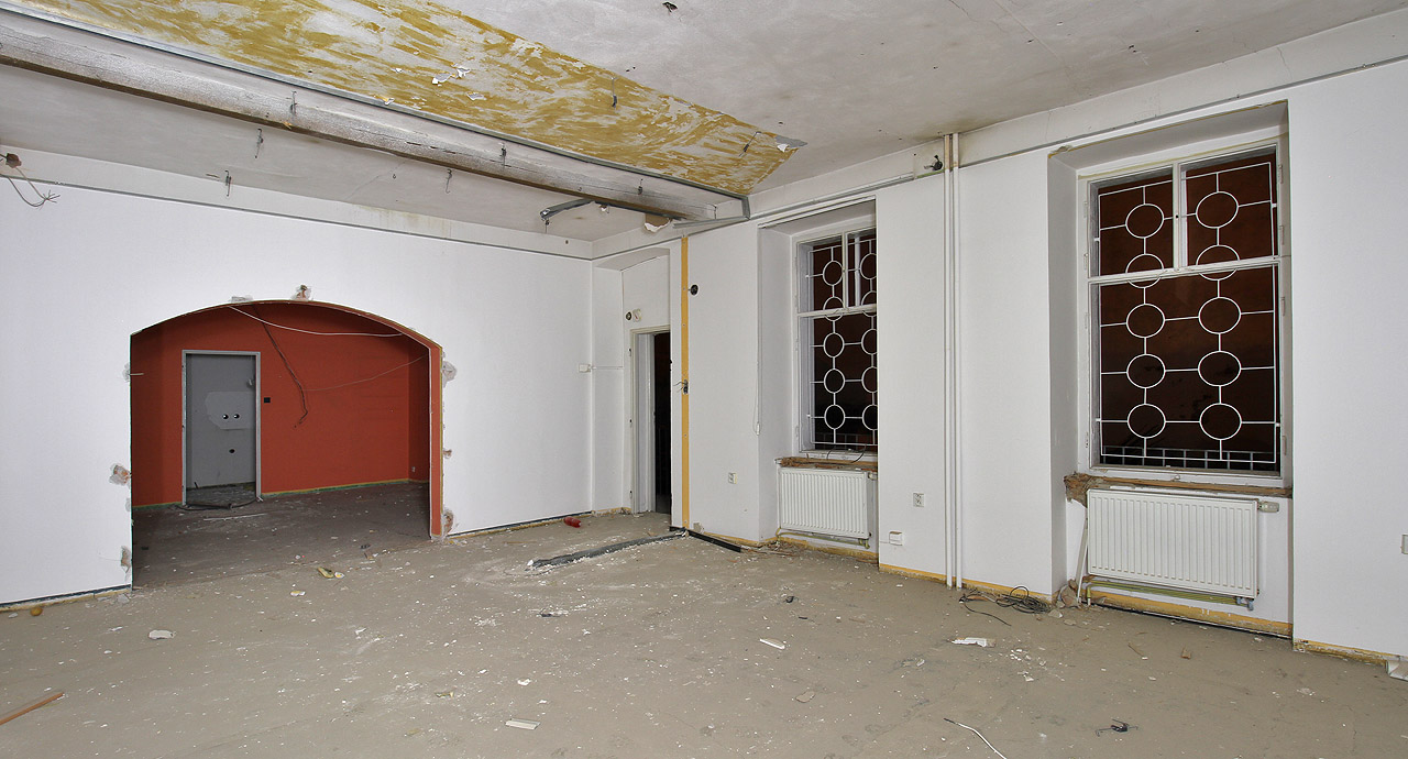 Nejpozději od 90. let 20. století dům nesloužil k bydlení - miniaturní byty byly propojeny a na jejich místě vznikly rozlehlé kanceláře a komerční prostory.