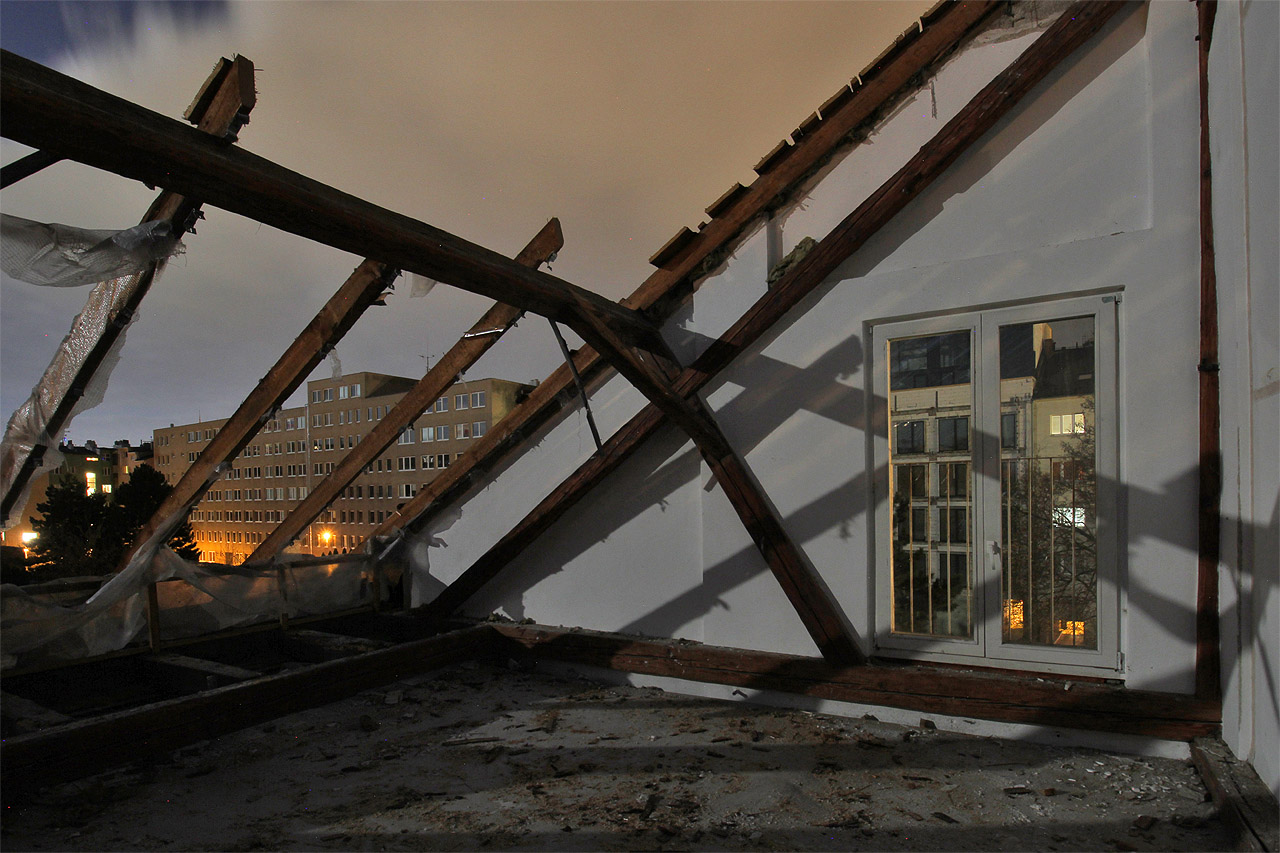 Neobvyklé francouzské okno s výhledem do dvorů na Příkopě má své zanikající kouzlo.