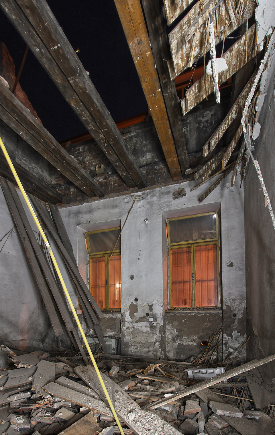 Ještě starší byl dům na adrese Příční 14. Vysoké stropy a bytelné konstrukce naznačují, že jeho stáří se blíží ke 200 létům.