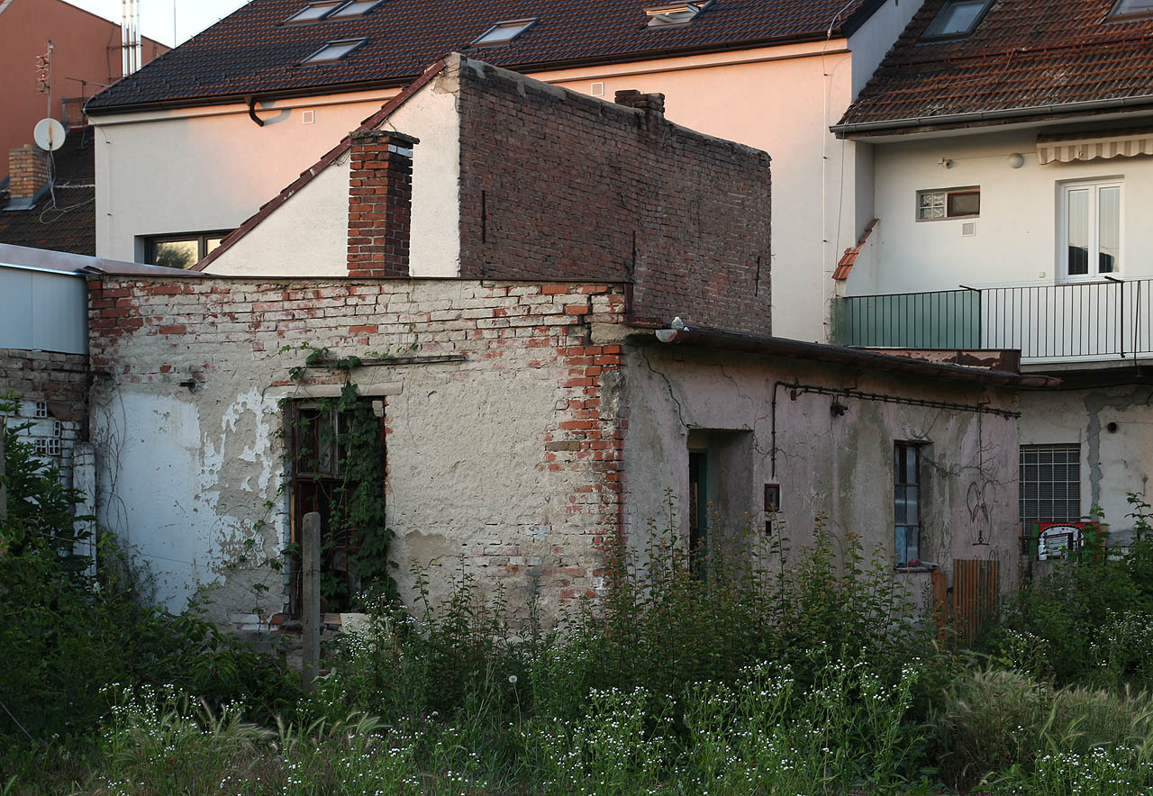 Drobnou radostí, která zmizí současně se samotným domem, je přistavěná prádelna ve dvore., která sloužila obyvatelům všech bytů nerozdílně.