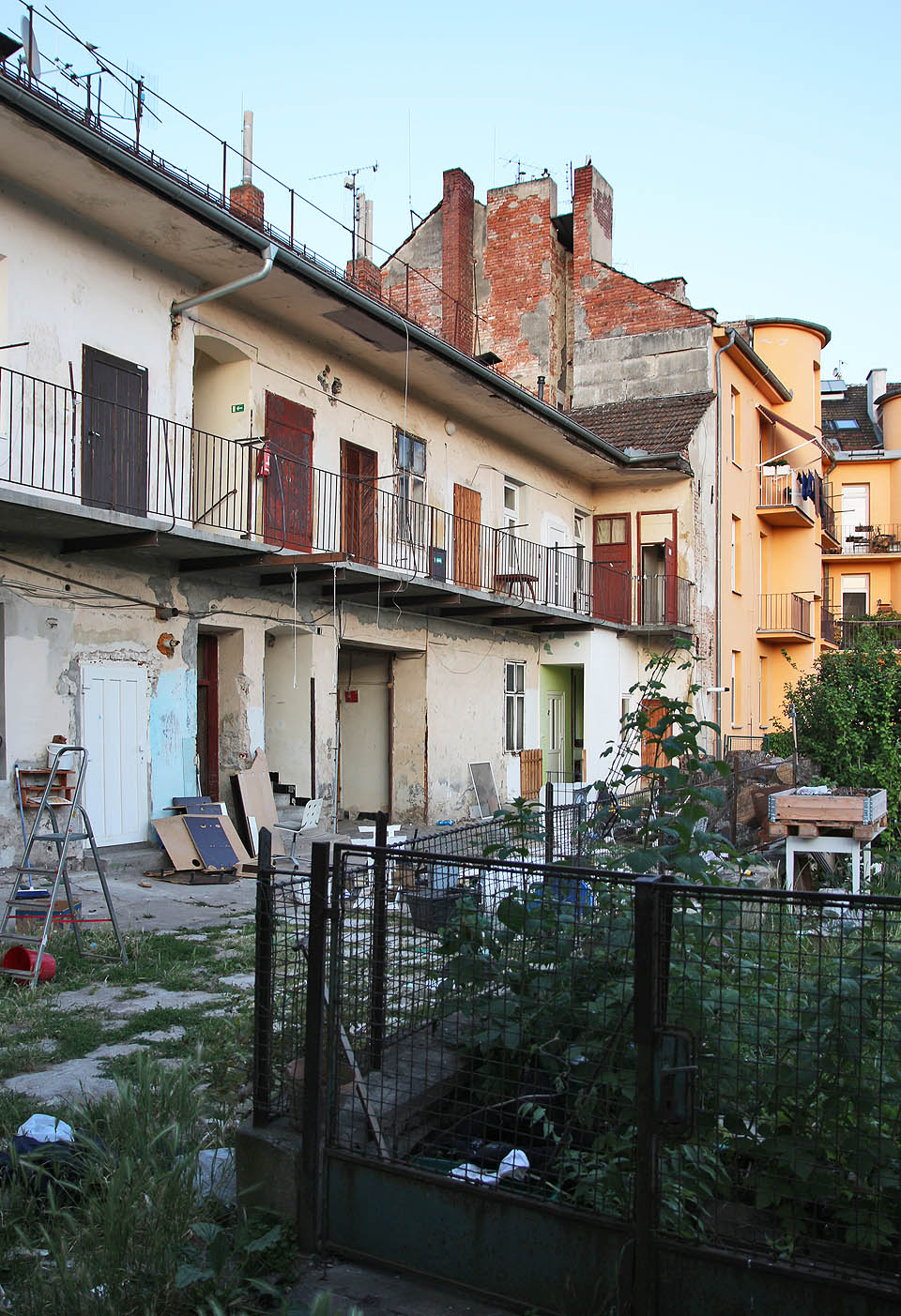 Kromě vydlážděného dvorku se za domem nacházely ještě dvě zahrádky oddělené půtky. Kdysi asi produkční, později okrasné a rekreační a nakonec romanticky zpustlé.