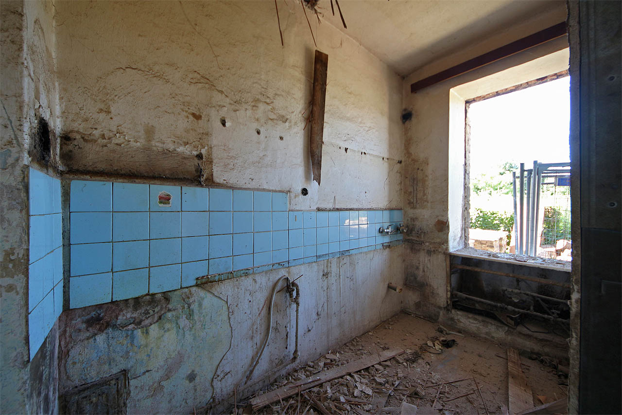 Modré kachličky jsou typické pro koupelny, zde ovšem šlo o kuchyni.