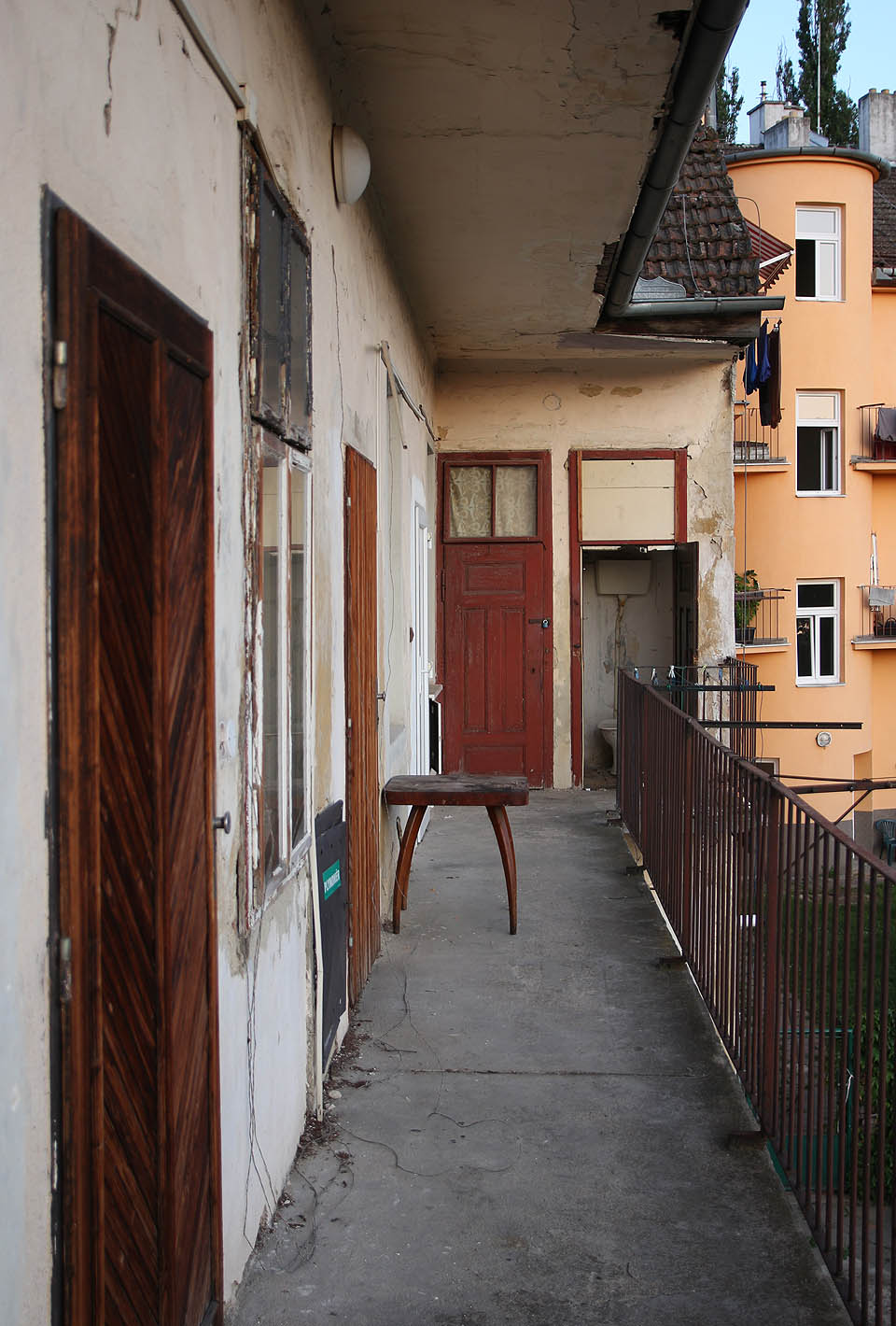 Ve standardní výbavě pavlačového domu nesměla chybět dvojice záchodů v prevétovém rizalitu na konci pavlače.