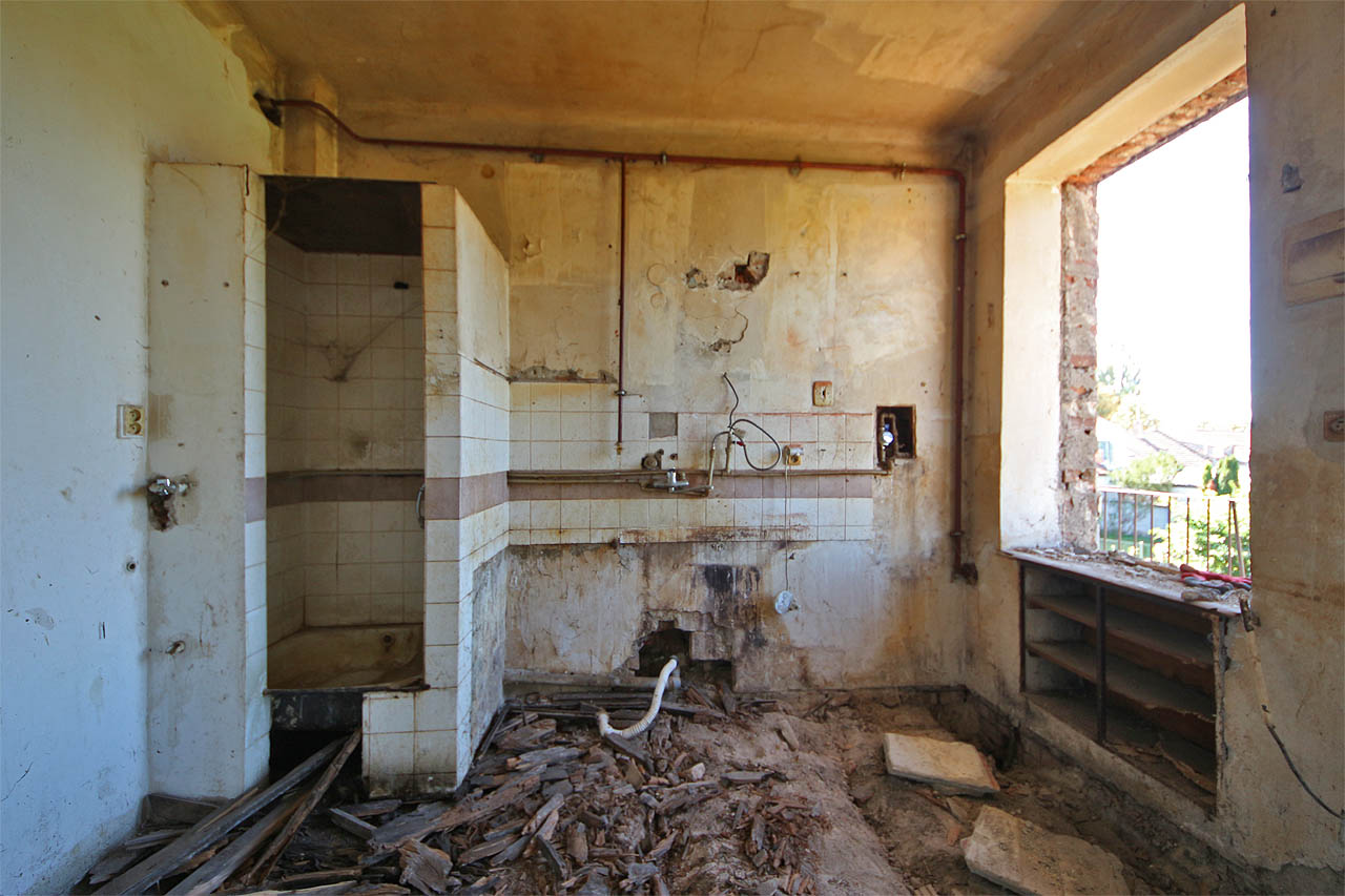 V takto propojených bytech se obvykle našel ve „druhé kuchyni“ prostor i na vybudování miniaturní koupelny a záchodu.