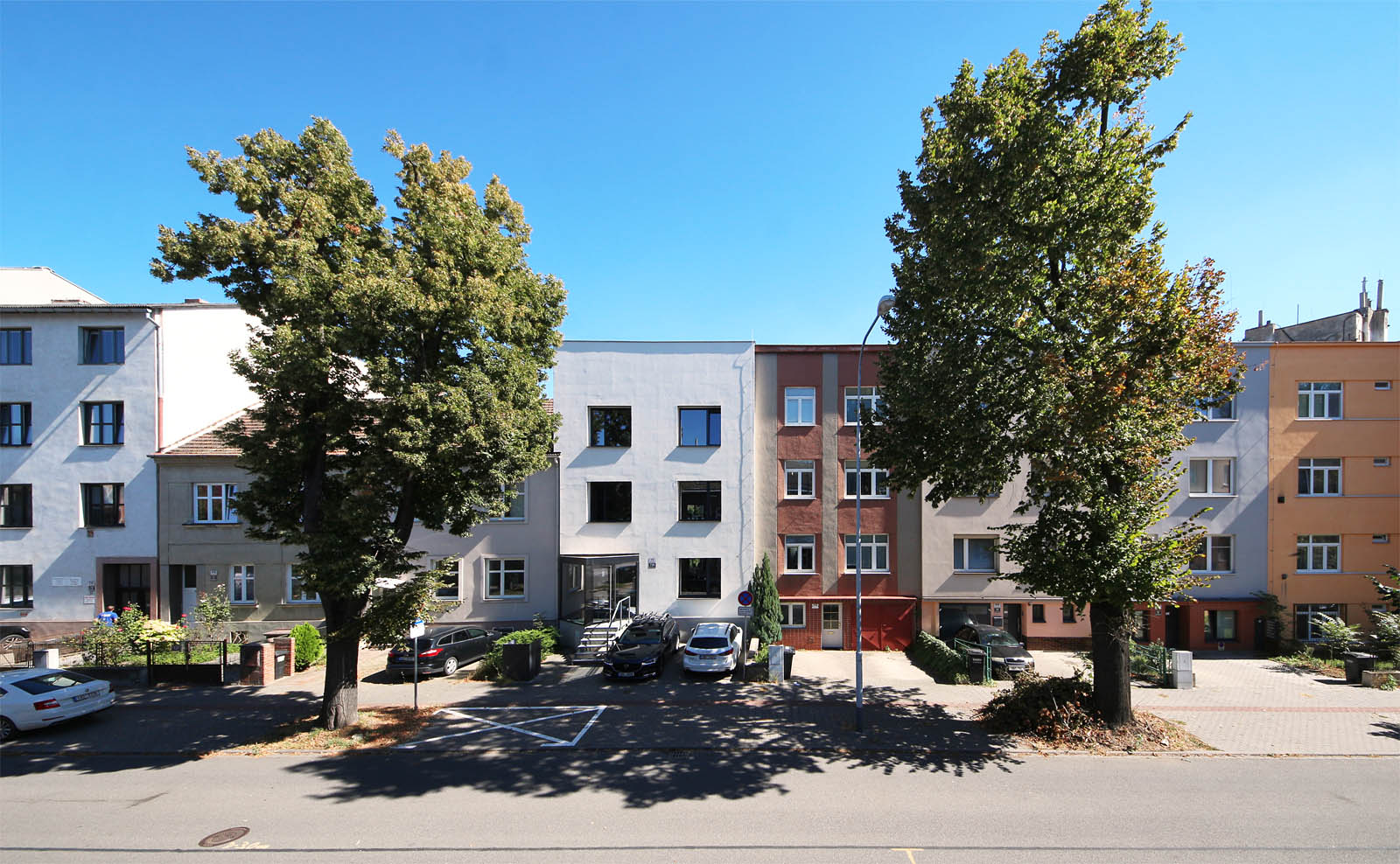 Nutno uznat, že výhled tu byl náramný, přes Šámalovu ulici na funkcionalistické domky o pár desetiletí mladší.