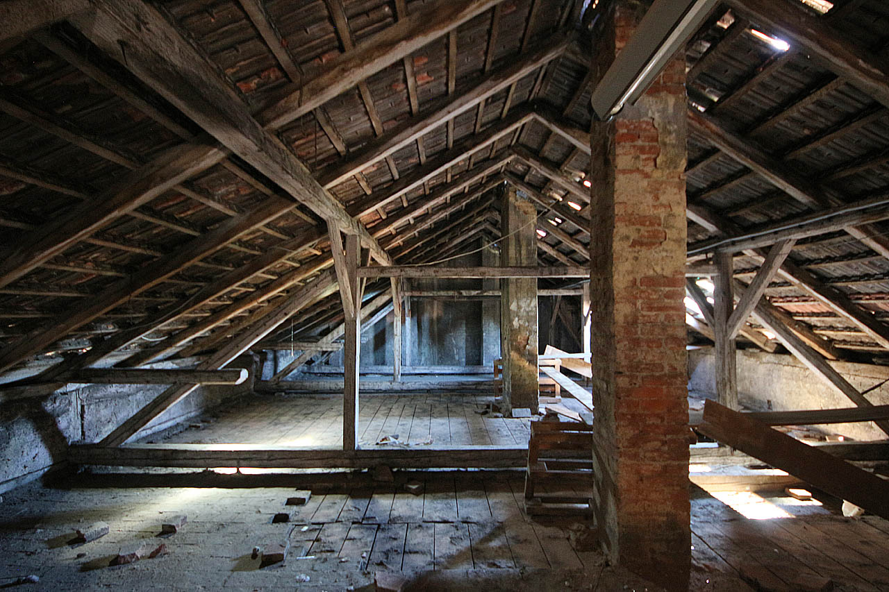 Půda s klasickými, prozaickými krovy. V Králově Poli, Zábrdovicích nebo na Starém Brně je možné takových půd pavlačových domů navštívit desítky. V Židenicích ale byla tahle půda vlastně raritou.