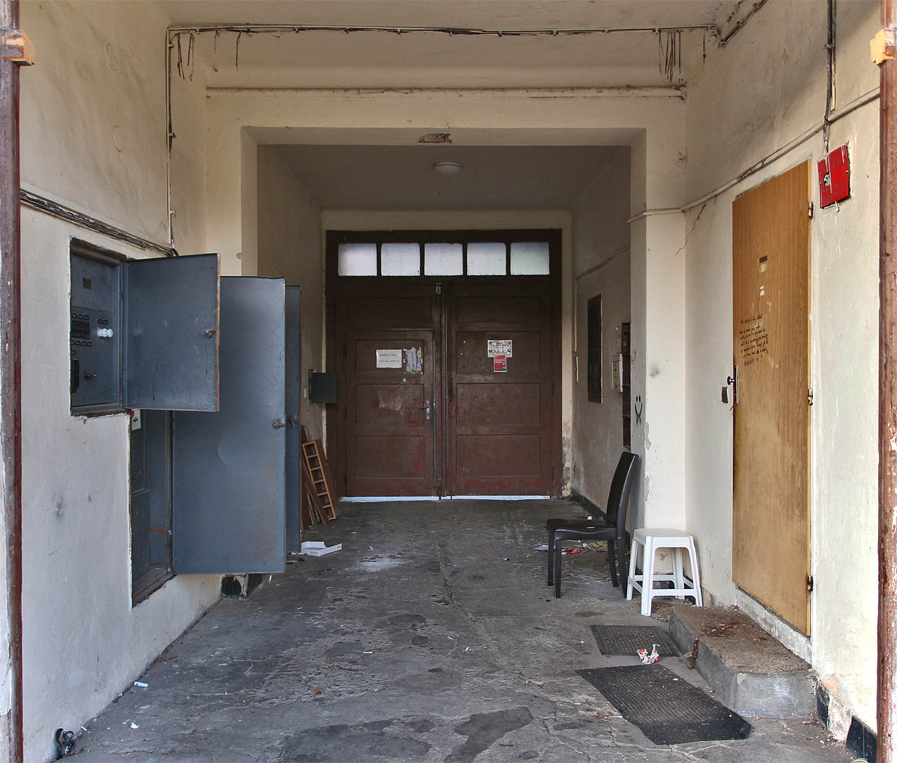 Do domu se vcházelo veskrze fádním průjezdem se dřevěnými vraty.