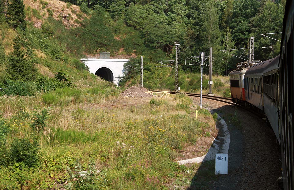 Spěšný vlak 1980 vjíždí do tunelu z roku 1870.