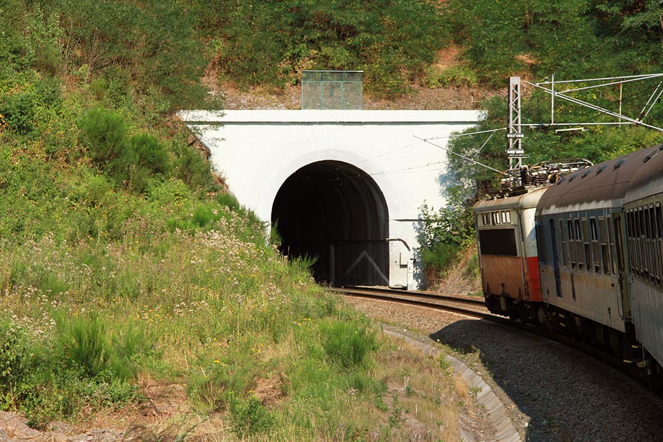 Tunel leží v prudkém oblouku o poloměru jen málo přes 300 m - trať se zde stáčí ze severozápadního směru k jihozápanímu. Tunel leží v prudkém oblouku o poloměru jen málo přes 300 m - trať se zde stáčí ze severozápadního směru k jihozápanímu.