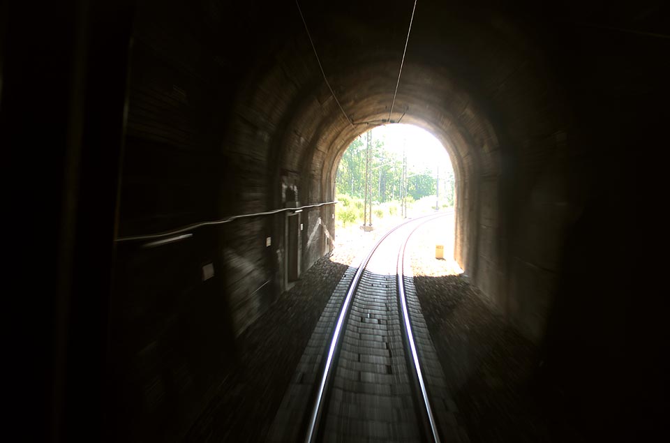 Pendolino tunelem projíždí rychlostí přesahující 100 km/h. Pendolino tunelem projíždí rychlostí přesahující 100 km/h.