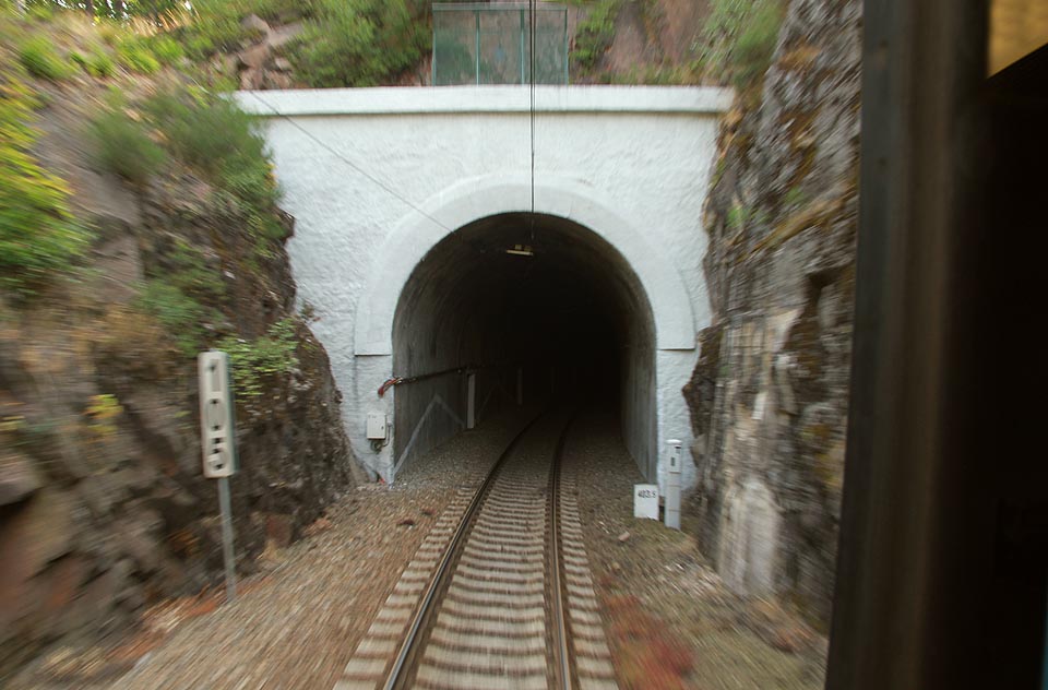 Západní portál tunelu se nachází přímo na konci Ošelínského zhlaví stanice <a href=/Tema/Pavlovice%20%28%C5%BEst%29>Pavlovice</a>. Západní portál tunelu se nachází přímo na konci Ošelínského zhlaví stanice <a href=/Tema/Pavlovice%20%28%C5%BEst%29>Pavlovice</a>.