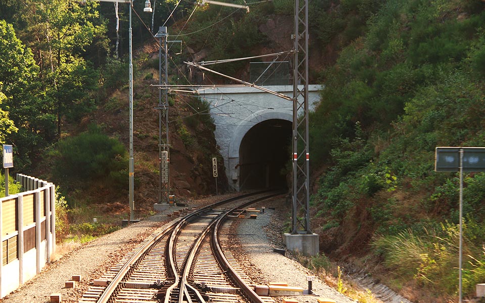Pohled na Pavlovický tunel ze železniční stanice <a href=/Tema/Pavlovice%20%28%C5%BEst%29>Pavlovice</a>. Pohled na Pavlovický tunel ze železniční stanice <a href=/Tema/Pavlovice%20%28%C5%BEst%29>Pavlovice</a>.