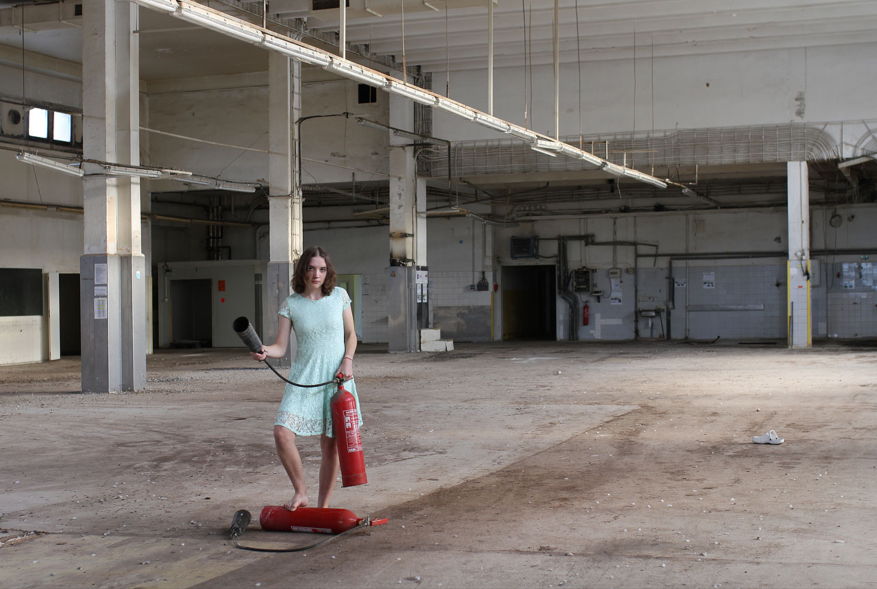Odvážná školačka, která nás již tradičně provede opuštěným areálem, zde zastává též roli odvážné hasičky. Odvážná školačka, která nás již tradičně provede opuštěným areálem, zde zastává též roli odvážné hasičky.