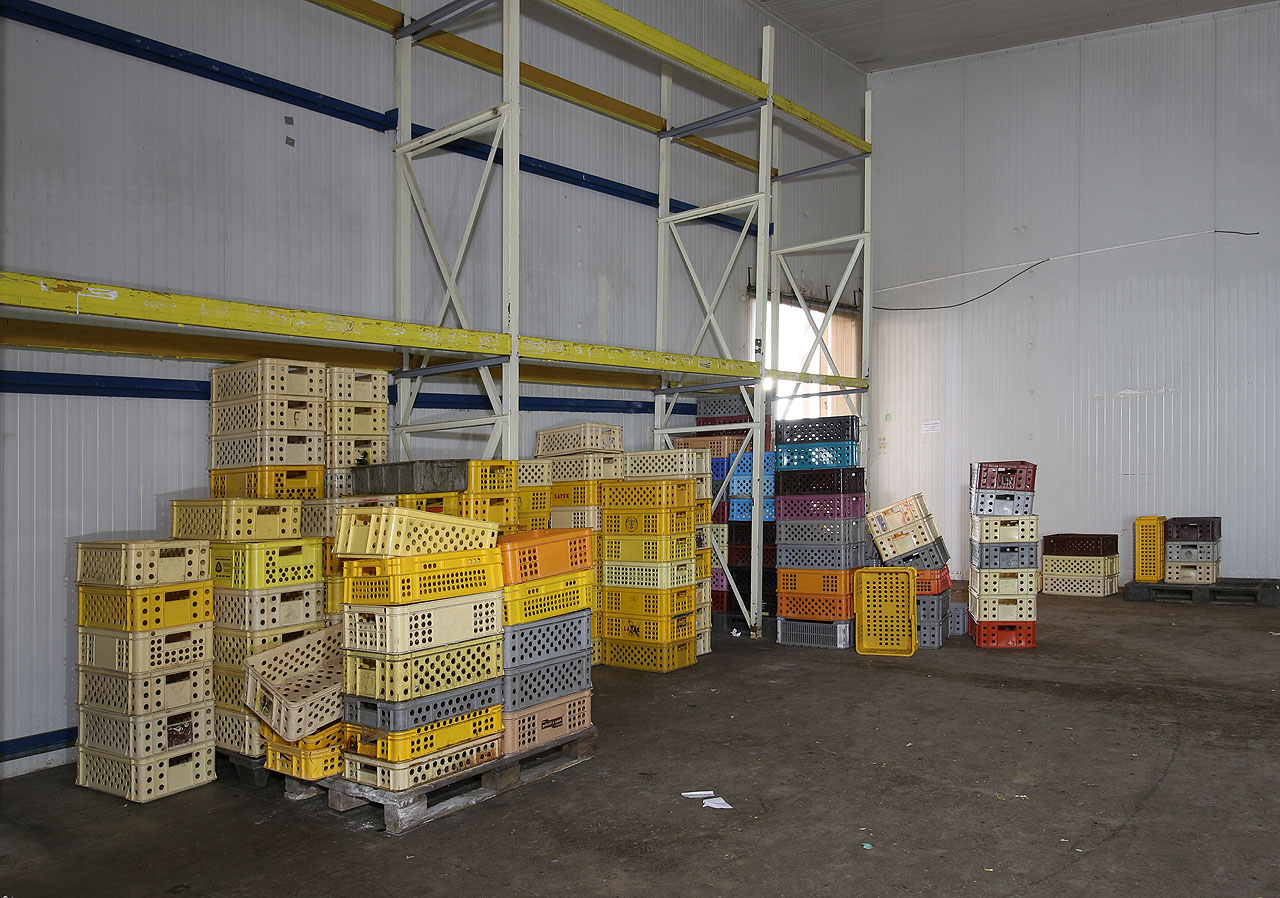 Sklady pečiva bez pečiva. Ještě to tu trošku voní. A nebo se nám to jen zdá? Sklady pečiva bez pečiva. Ještě to tu trošku voní. A nebo se nám to jen zdá?