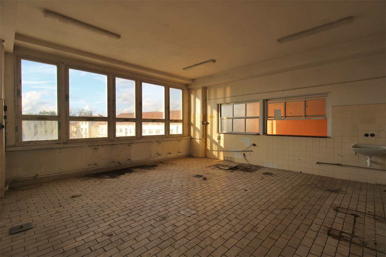 V severovýchodním cípu se nacházela mimo jiné též zaměstnanecká jídelna. V severovýchodním cípu se nacházela mimo jiné též zaměstnanecká jídelna.