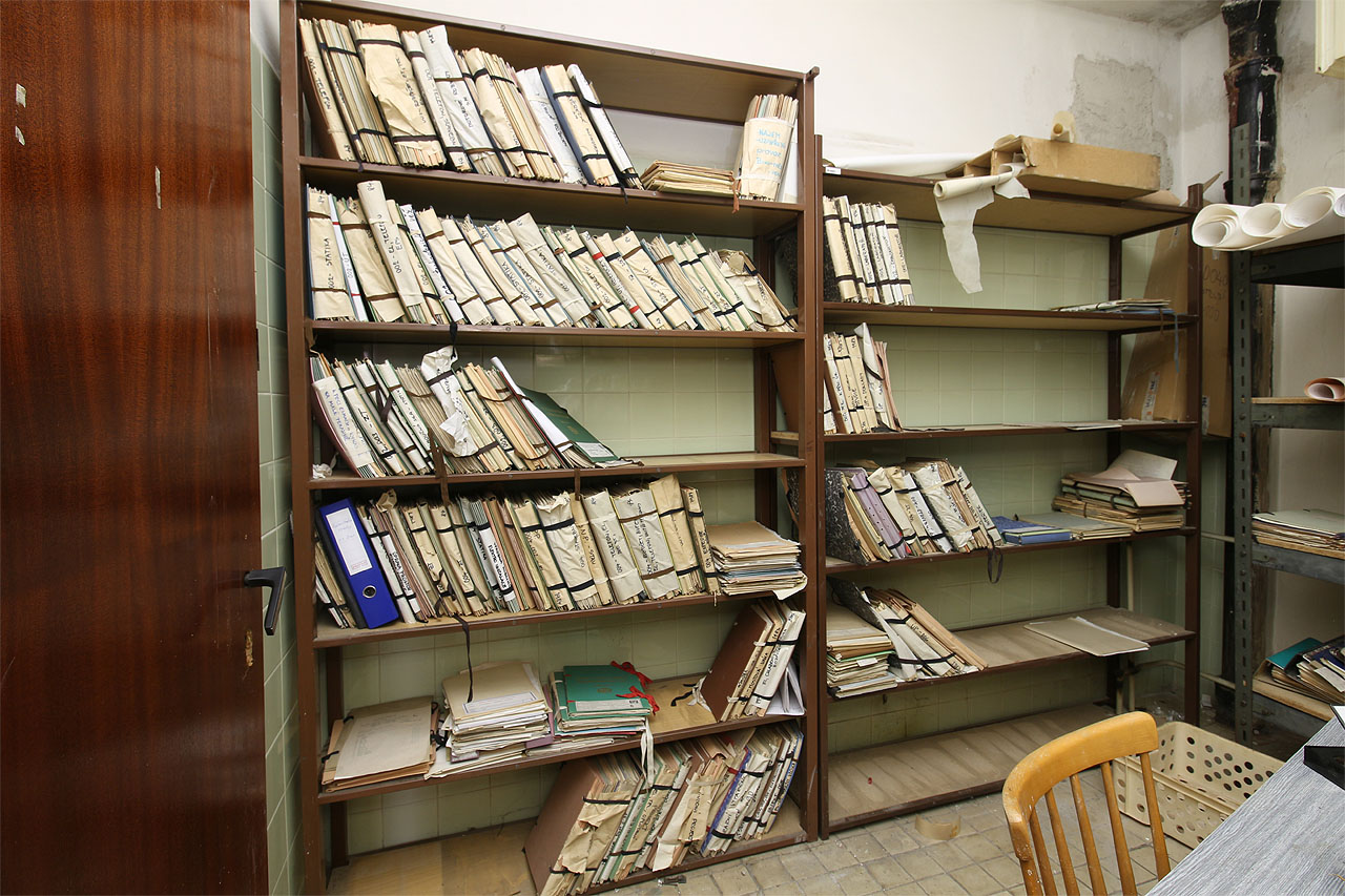 Podnikový archiv v severním křídle skýtá hodně balastu, ale i cenné informace o historii areálu. Škoda, že nemáme možnost je nastudovat do větších podrobností. Podnikový archiv v severním křídle skýtá hodně balastu, ale i cenné informace o historii areálu. Škoda, že nemáme možnost je nastudovat do větších podrobností.