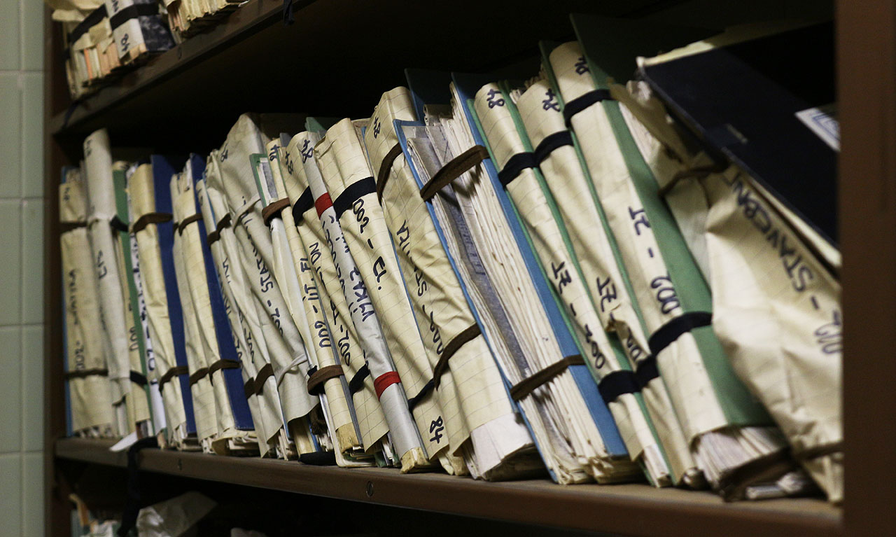 Bylo by tu čtení na hodně dlouhých zimních večerů… Kupodivu se do toho nechce ani odvážné školačce. Bylo by tu čtení na hodně dlouhých zimních večerů… Kupodivu se do toho nechce ani odvážné školačce.