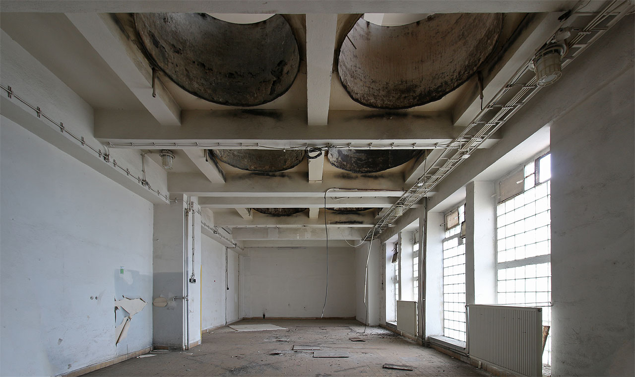 Třeba do budovy sil. Válcové nádrže už někdo dávno rozřezal a proto je nutné chodit po budově s nejvyšší opatrností, aby člověk nechtěně neprocestoval několik pater najednou. Třeba do budovy sil. Válcové nádrže už někdo dávno rozřezal a proto je nutné chodit po budově s nejvyšší opatrností, aby člověk nechtěně neprocestoval několik pater najednou.