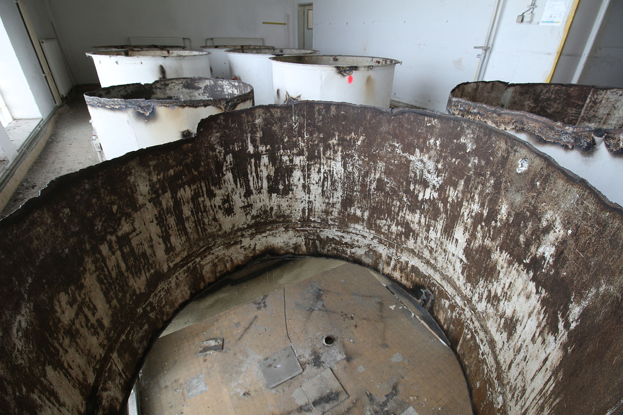 Pohled skrze odřezanou nádrž o patro níž. Pohled skrze odřezanou nádrž o patro níž.