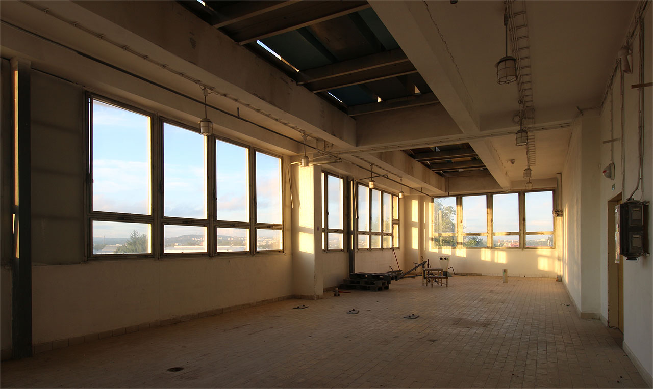 Z nejvyšších pater administrativní budovy je pěkný výhled. Na <a href="/Tema/Brno-Horní Heršpice (žst)">heršpické nádraží</a>, na domky v okolí a na areál poněkud záhadné firmy s názvem <i>Exit 194</i>, o které se nedá na internetu mnoho zjistit. Na jejím dvoře ale lze občas zahlédnout nejmodernější vojenská zařízení. Z nejvyšších pater administrativní budovy je pěkný výhled. Na <a href="/Tema/Brno-Horní Heršpice (žst)">heršpické nádraží</a>, na domky v okolí a na areál poněkud záhadné firmy s názvem <i>Exit 194</i>, o které se nedá na internetu mnoho zjistit. Na jejím dvoře ale lze občas zahlédnout nejmodernější vojenská zařízení.