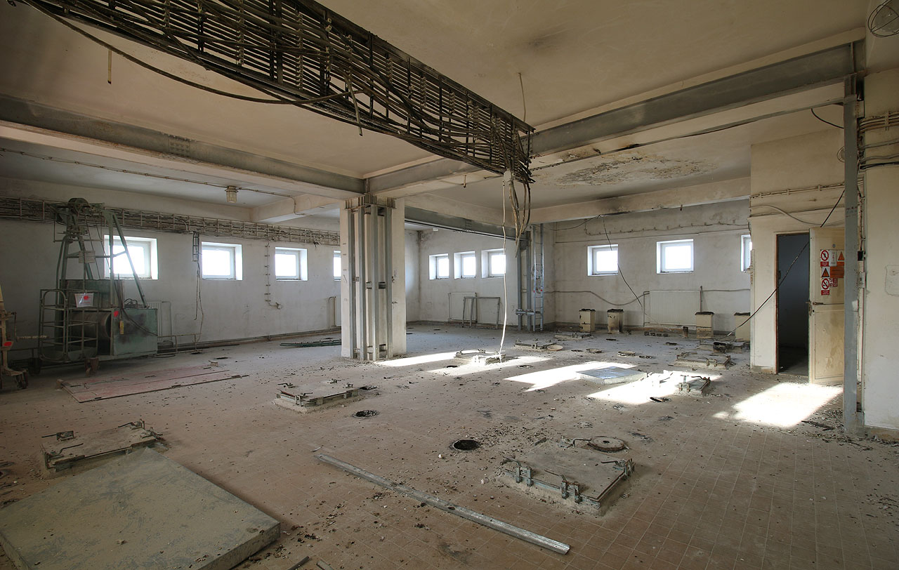 Nejvyšší patro větší z obou věží ukrývajícíh sila na mouku. Pod poklopy se kdysi ukrývaly stovky tun muk. Nejvyšší patro větší z obou věží ukrývajícíh sila na mouku. Pod poklopy se kdysi ukrývaly stovky tun muk.