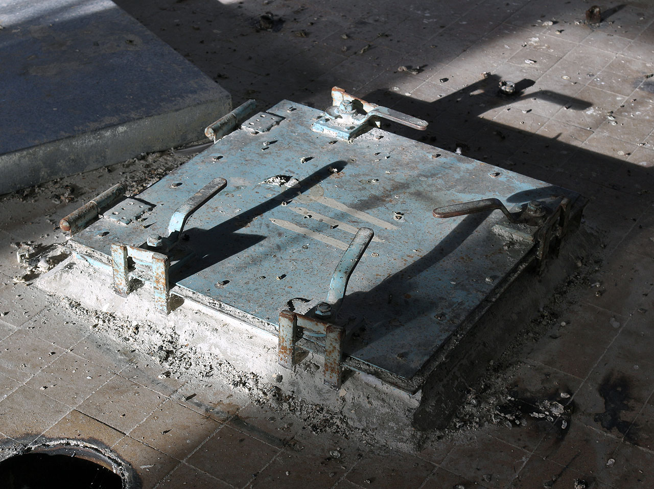 Nádrž číslo III. Pod poklopem se lze utopit v mouce nebo taky způsobit výbuch celého areálu díky moučnému prachu. Nádrž číslo III. Pod poklopem se lze utopit v mouce nebo taky způsobit výbuch celého areálu díky moučnému prachu.