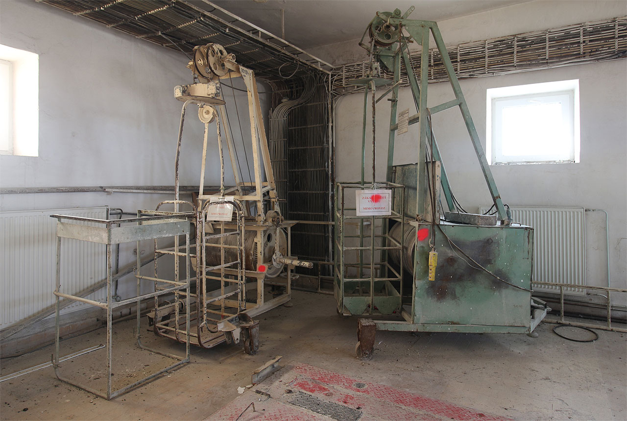 V případě nutnosti se do nádraží zaměstnanci spouštěli v klecích zavěšených na těchto ručně ovládaných jeřábech. Že by tohle byla ta zastaralá technologie, o které mluvili majitelé, když pekárnu zavírali? V případě nutnosti se do nádraží zaměstnanci spouštěli v klecích zavěšených na těchto ručně ovládaných jeřábech. Že by tohle byla ta zastaralá technologie, o které mluvili majitelé, když pekárnu zavírali?