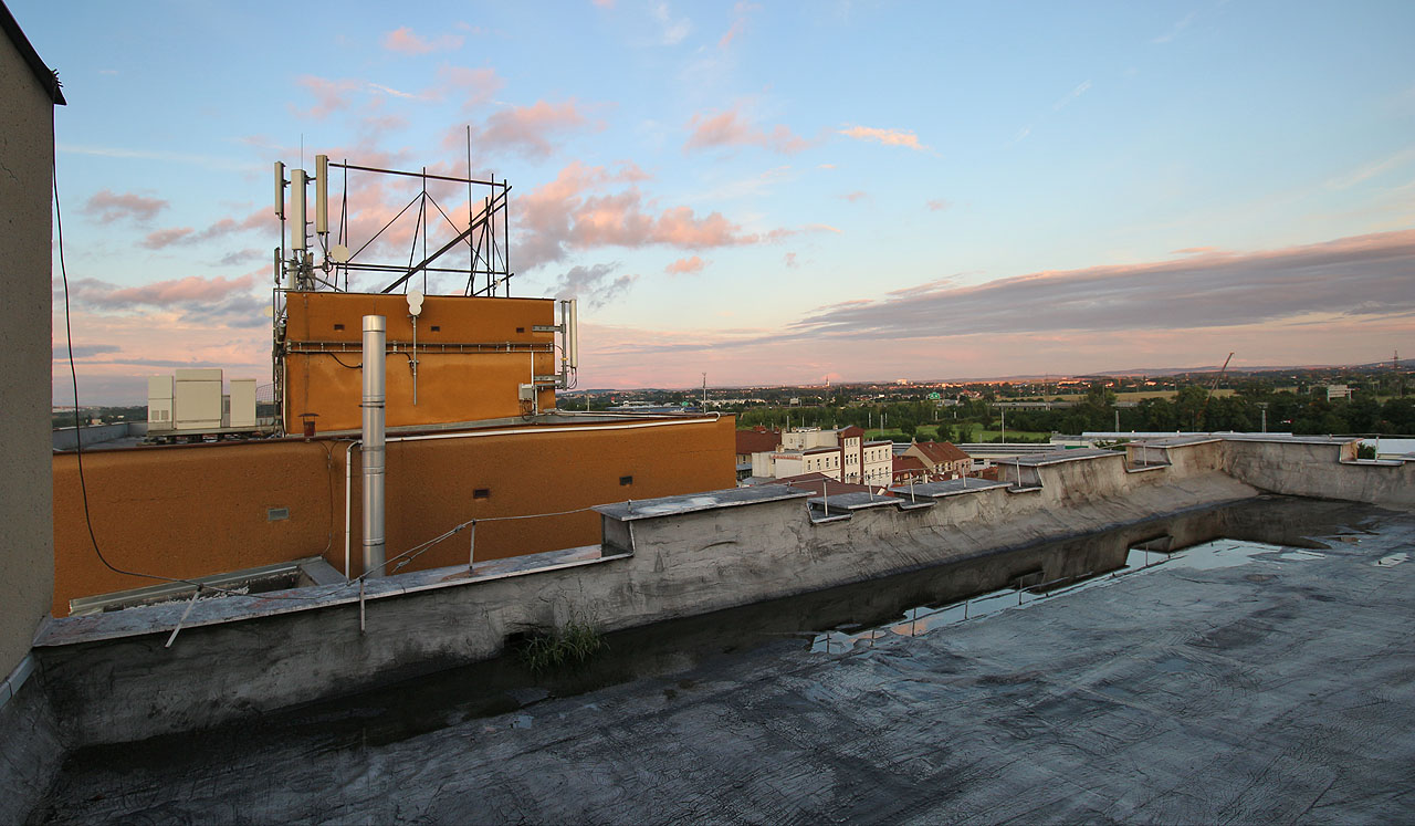 Pokud by si někdo myslel, že v roce 1989 už nebylo cimbuří v módě, tato fotka ze střechy sila ho jistě vyvede z omylu. Pokud by si někdo myslel, že v roce 1989 už nebylo cimbuří v módě, tato fotka ze střechy sila ho jistě vyvede z omylu.