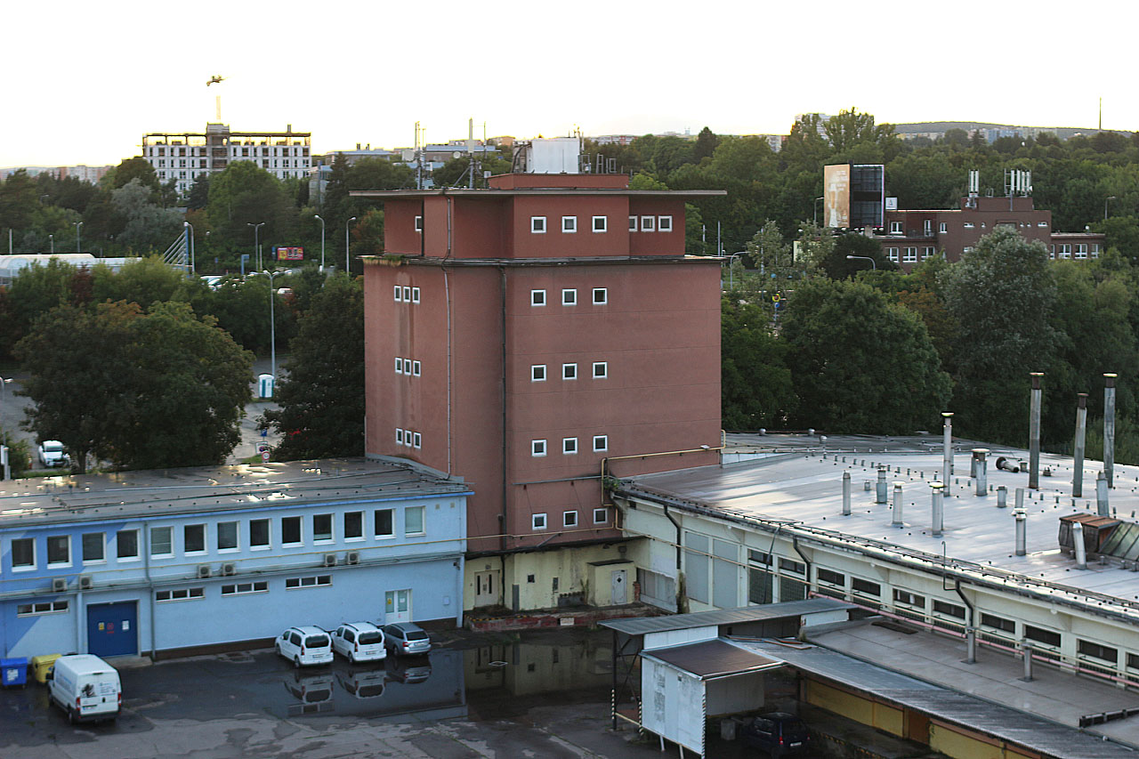 Věž v severozápadním cípu areálu, která zřejmě sloužila také jako menší silo. Věž v severozápadním cípu areálu, která zřejmě sloužila také jako menší silo.