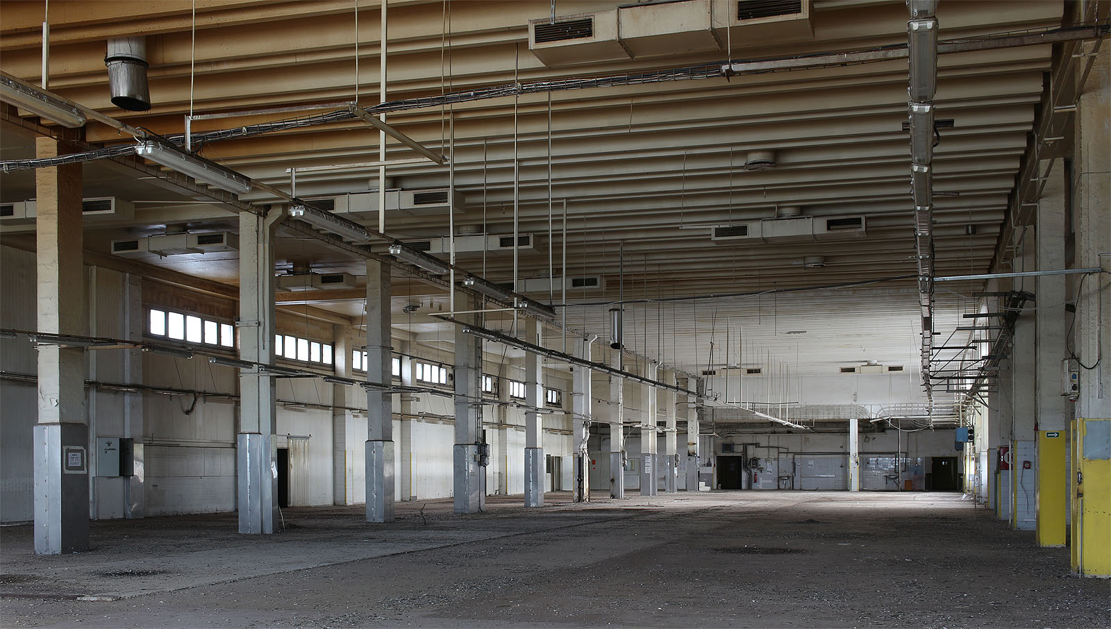 Haly ze stavebnicových betonových nosníků byly v roce 1989 moderním konstrukčním řešením, které se používá prakticky v nezměněné podobě dodnes (2024). Haly ze stavebnicových betonových nosníků byly v roce 1989 moderním konstrukčním řešením, které se používá prakticky v nezměněné podobě dodnes (2024).